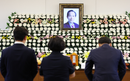 22일 오후 서울 종로구 서울대병원 장례식장에 마련된 장기표 신문명정책연구원 원장 빈소에서 조문객들이 조문하고 있다.<연합뉴스>